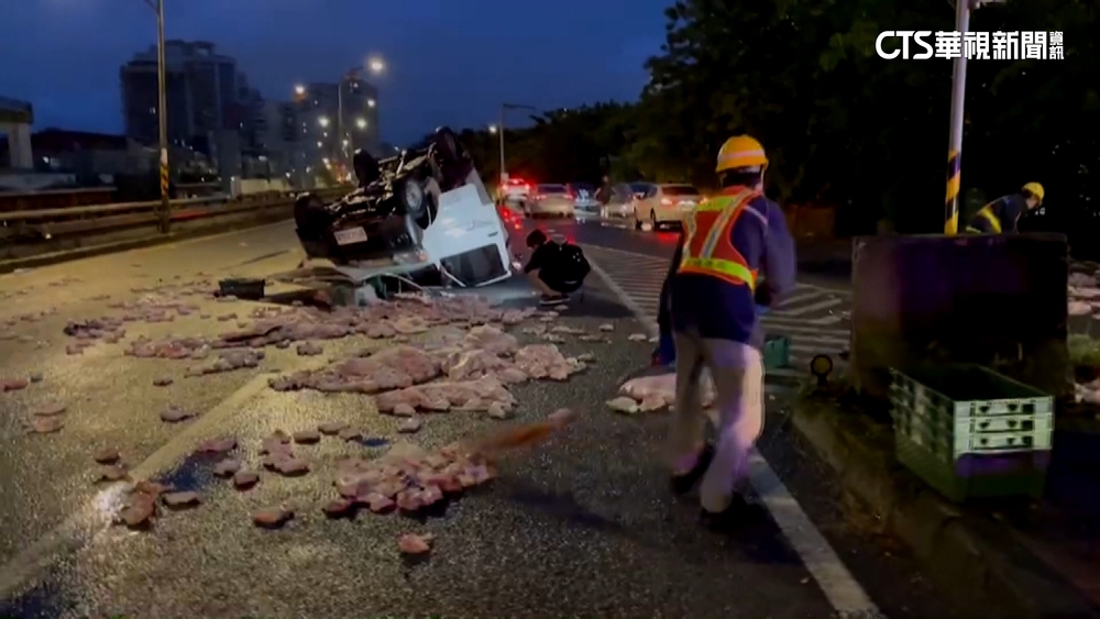疑天雨路滑自撞　貨車駕駛滿載雞腿散落一地