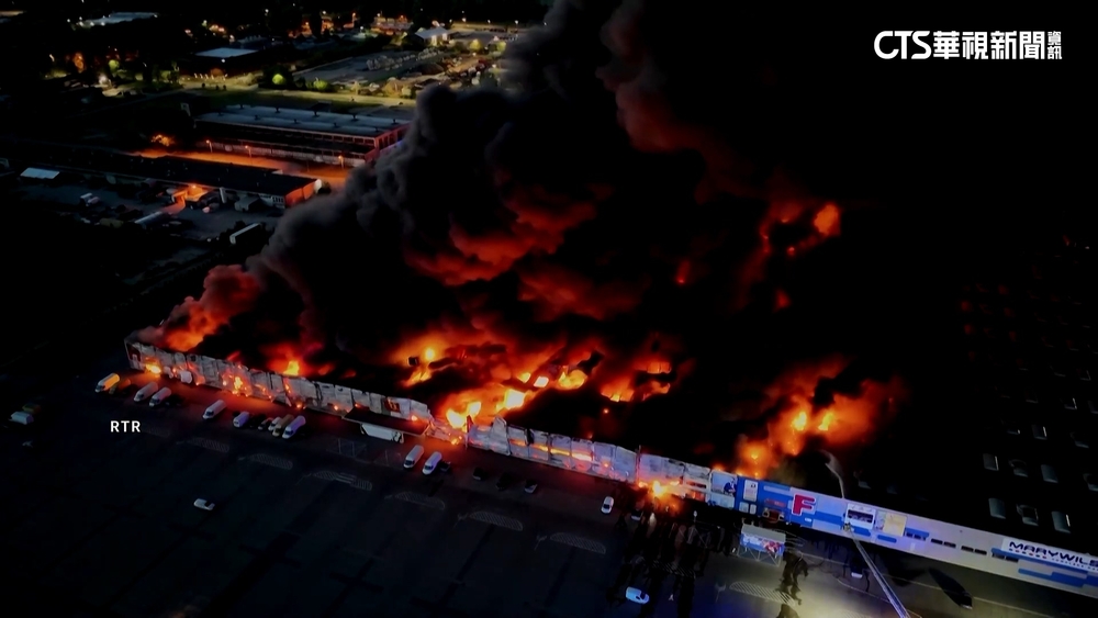 波蘭購物中心凌晨大火！　近1400店家全燒毀