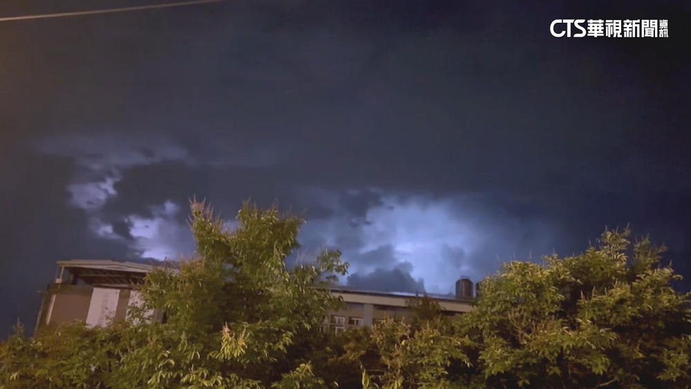 驚人畫面！　密集閃電來襲　花蓮雷聲響整晚