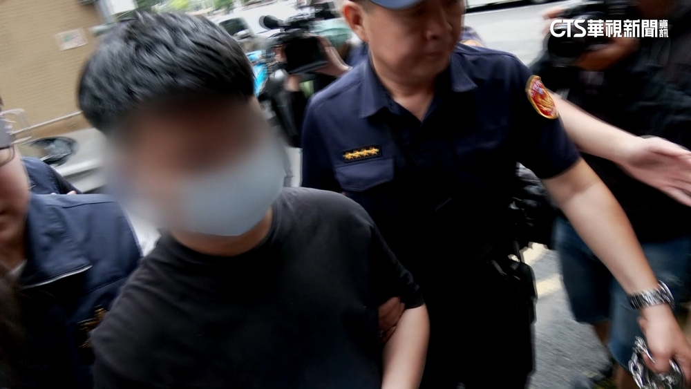 亡妻常秀恩愛.同生日繼子喊「小爸爸」　嫌仍下狠手