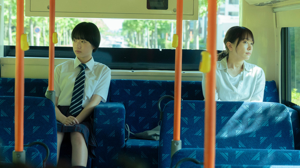 日本國民女神新垣結衣在《異國日記》（Worlds Apart）飾演社恐小說家，並與飾演外甥女的早瀬憩共同生活而產生的療癒故事。(圖 / 台北電影節提供)