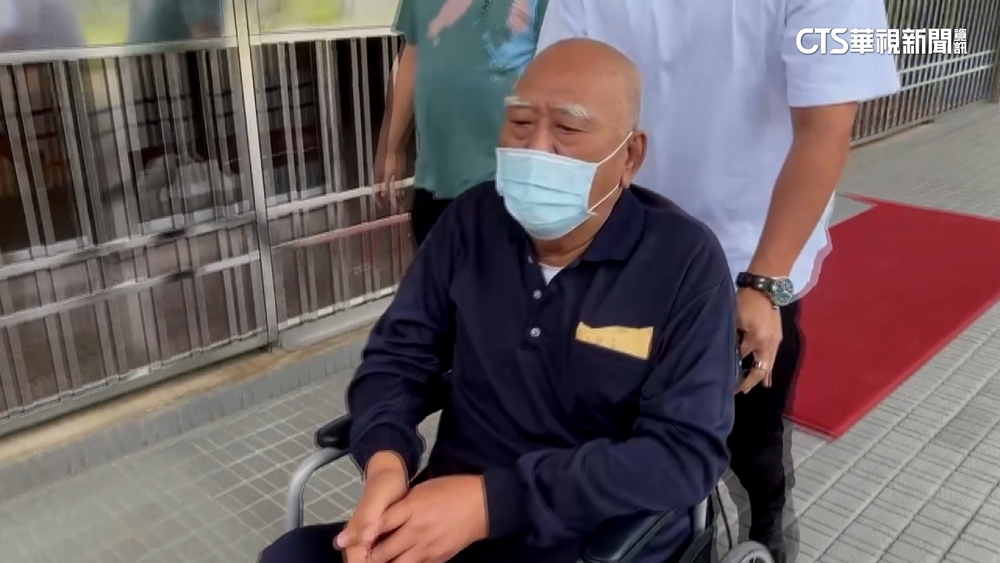 前南縣議長吳健保假釋　滿頭白髮坐輪椅出獄
