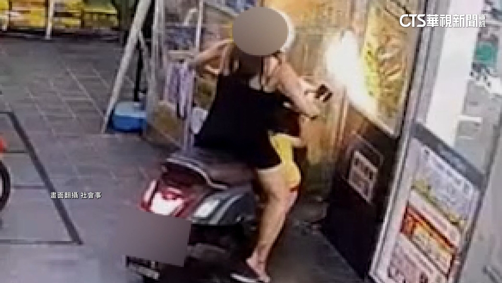 母載童站前踏板「誤催油門」　機車暴衝撞超商