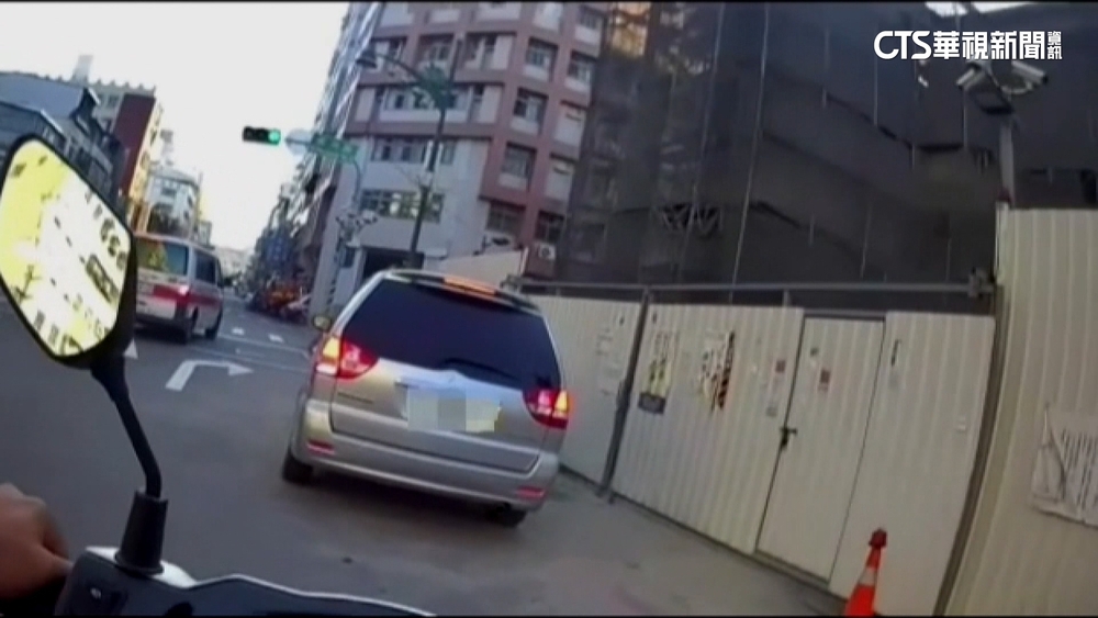 警抓違停1車塞8人　驚見逃逸移工.詐欺通緝犯