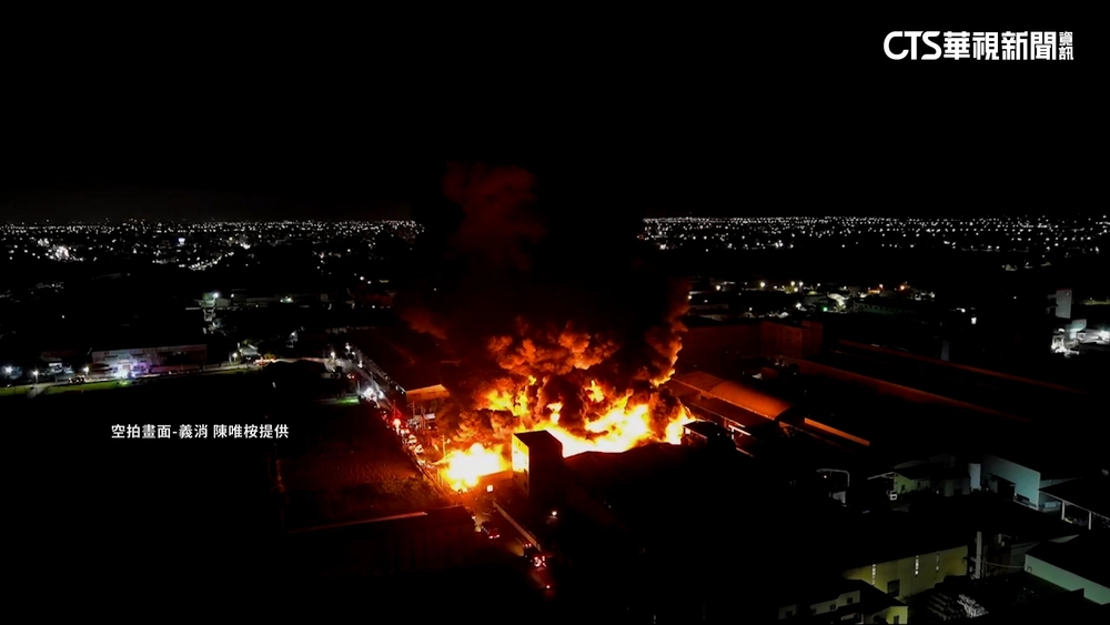 1200坪燒12小時！台南塑膠廠大火　惡臭飄8公里外