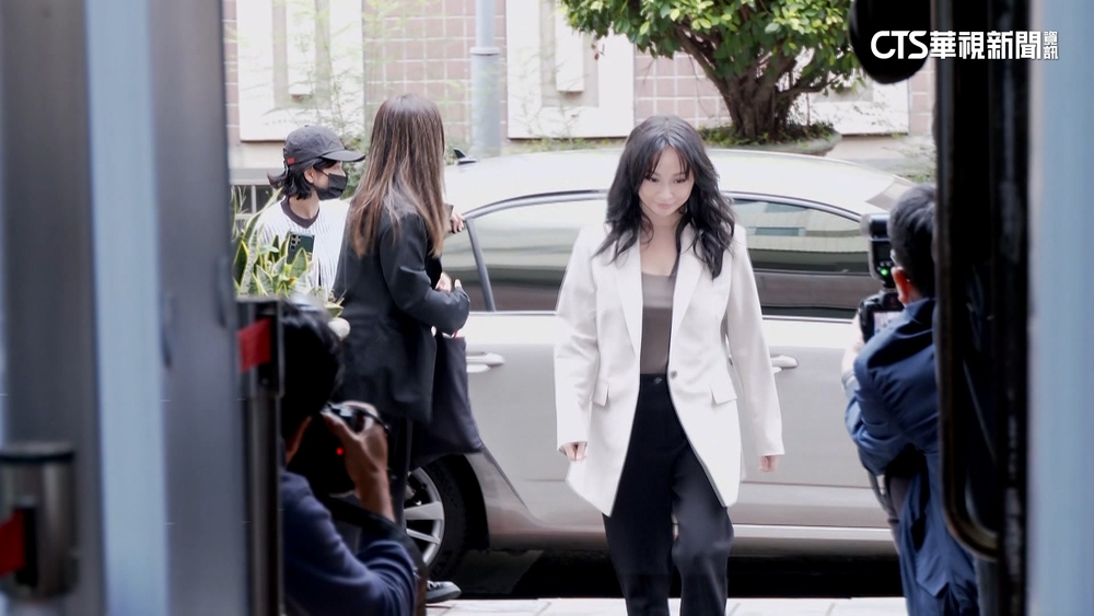 槓恩師！飛兒前主唱詹雯婷涉誣告罪　出庭神情輕鬆