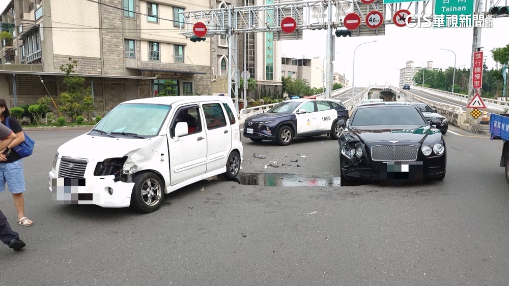 超貴車禍！迴轉擦撞千萬名車　民驚呼：撞到「房子」