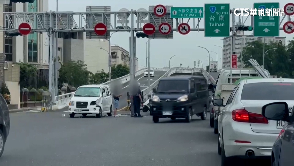 台南超貴車禍！迴轉擦撞千萬名車　「海神」撞工地卡坑