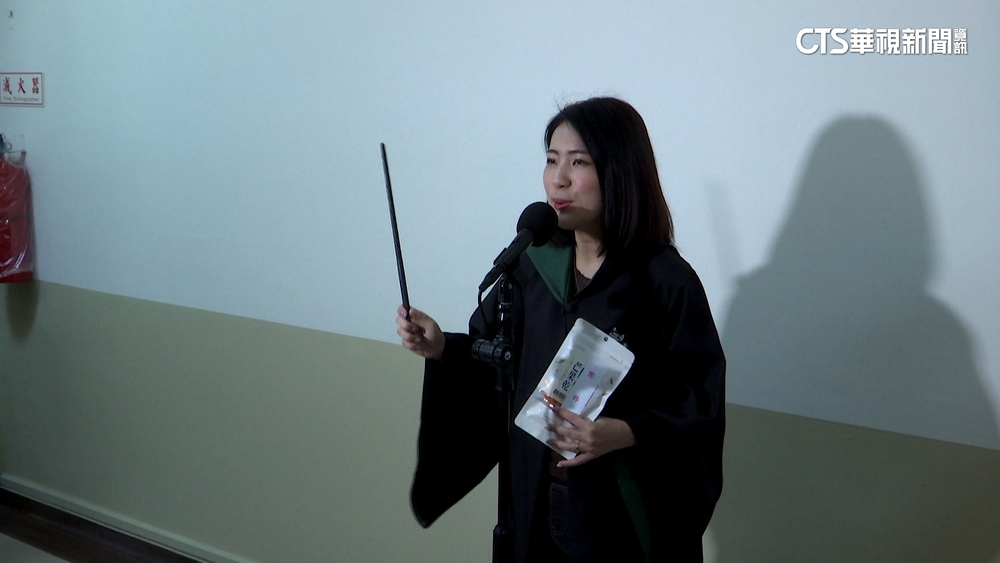 吳釗燮備詢主動握手　徐巧芯換「巫師袍」質詢