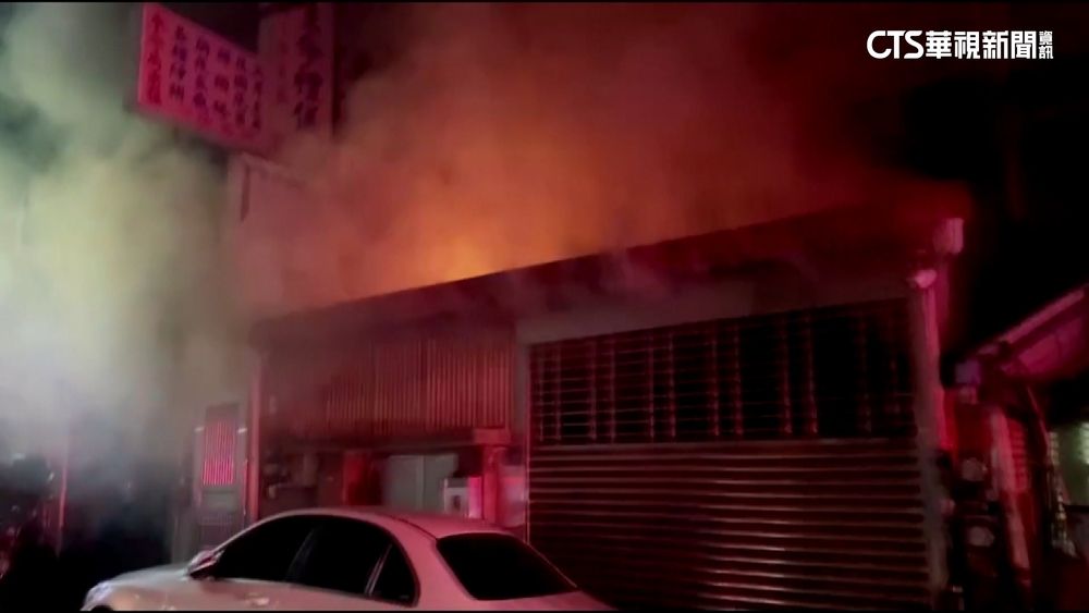 疑電線老舊火燒透天厝　消防半小時撲滅救2人