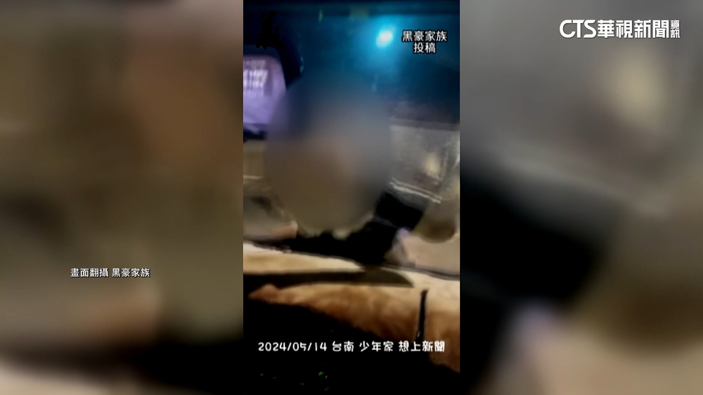 危險駕駛！　少年趴車窗朋友催油門逆向開