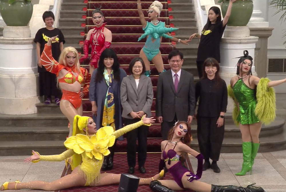 蔡英文接見魯保羅變裝皇后秀冠軍　妮妃雅：謝謝妳成為台灣的媽媽