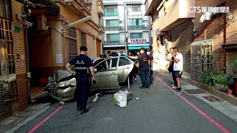 女毒品通緝犯拒檢逃逸！失控撞民宅　警開槍壓制