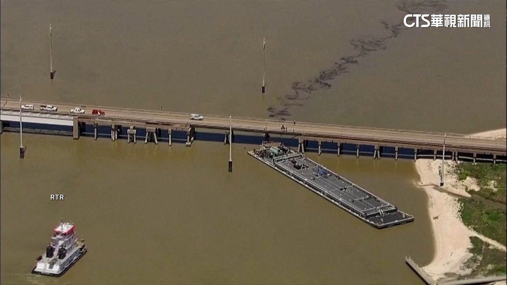 美德州「駁船」撞橋墩局部塌　油料外洩污染附近水域