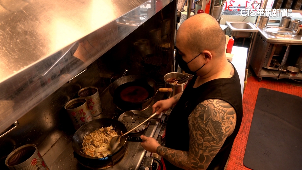 狂被檢舉生意慘崩！　炒麵店被疑「麵條過期」怒提告