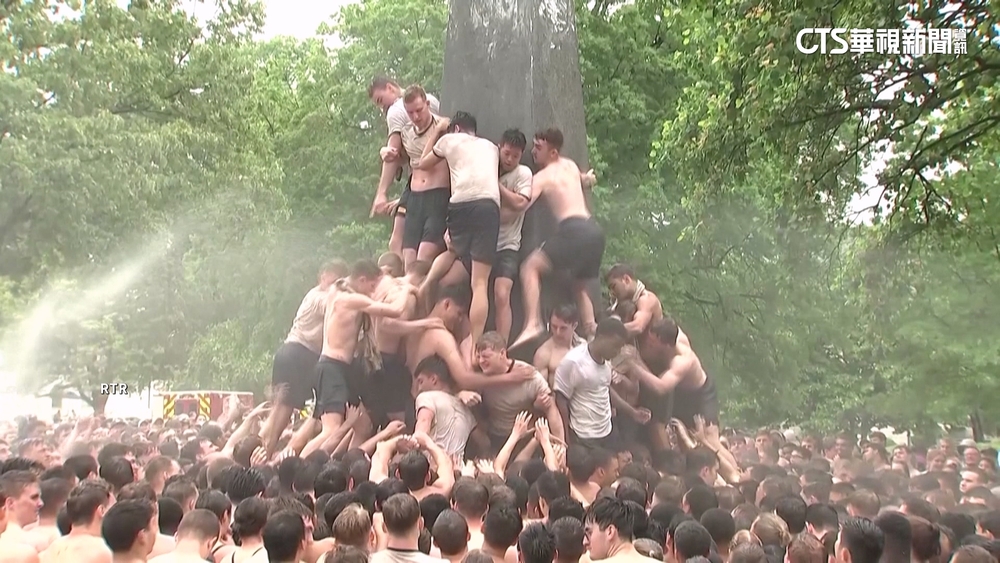 美海軍學院傳統　眾人爬紀念碑搶當大學長