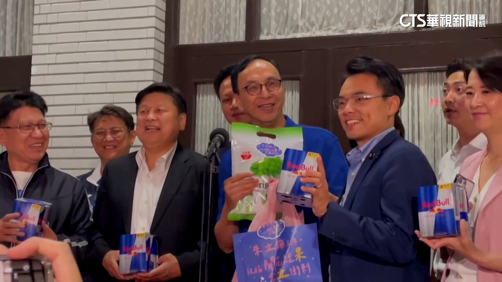 赴立院送提神飲.鹹酥雞　朱立倫「探班」挺藍白委