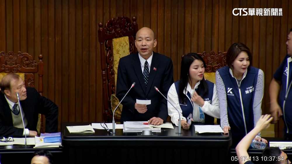 在野「保位戰」！　10：08護送韓國瑜上主席台開會