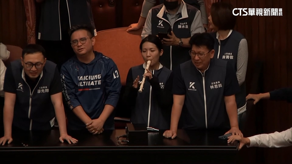 國會改革表決大戰　藍委備頭盔.直笛奇招拚闖關