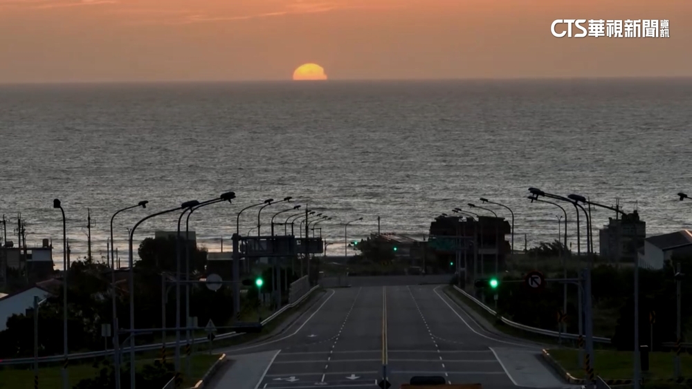 西濱通霄段「落日大道」　夏季夕陽路中入海絕美