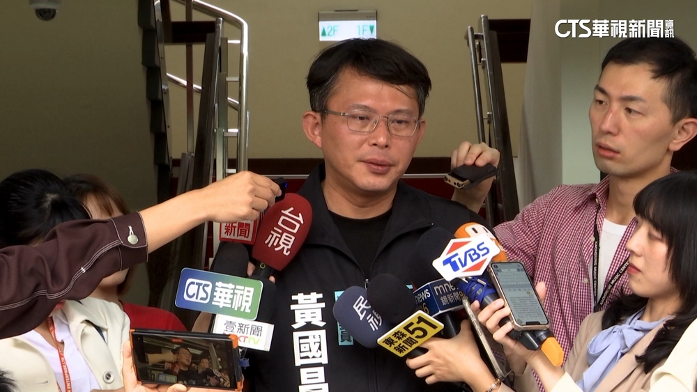黃國昌控遭「賞巴掌」　郭國文：被噴口水「撥臉」