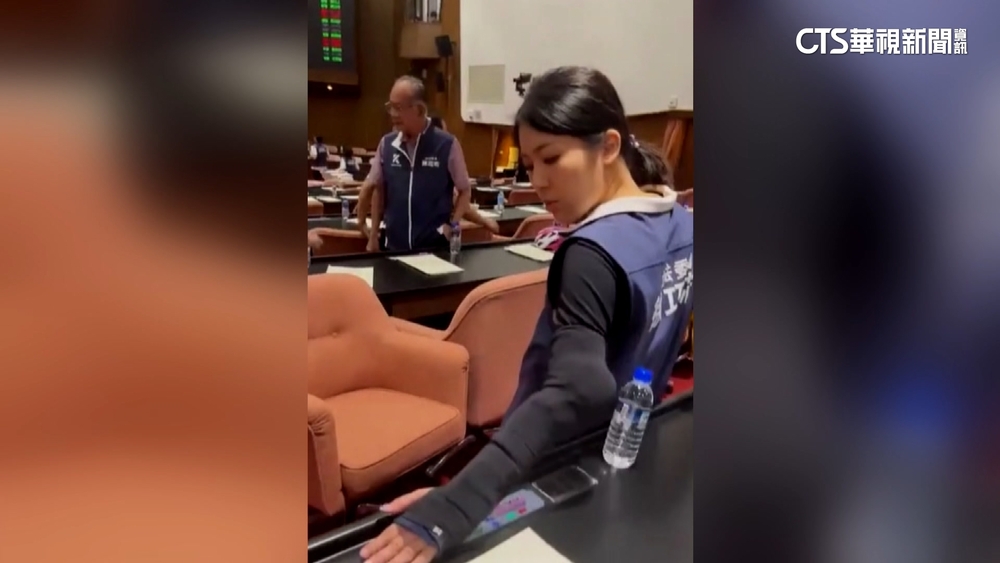 立法院表決大戰　綠委控藍營「代按表決器」掀爭議