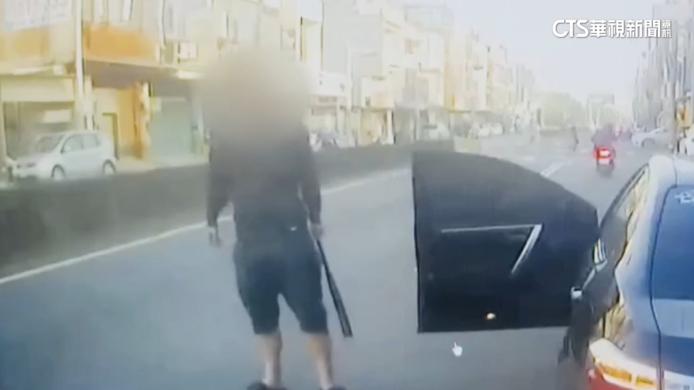 違停公車道被按喇叭　轎車駕駛竟持球棒下車