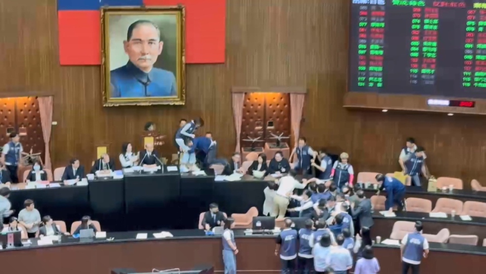 立院為何今日爆衝突？　苗博雅曝原因：不贊成打架 但更反對暴力通過