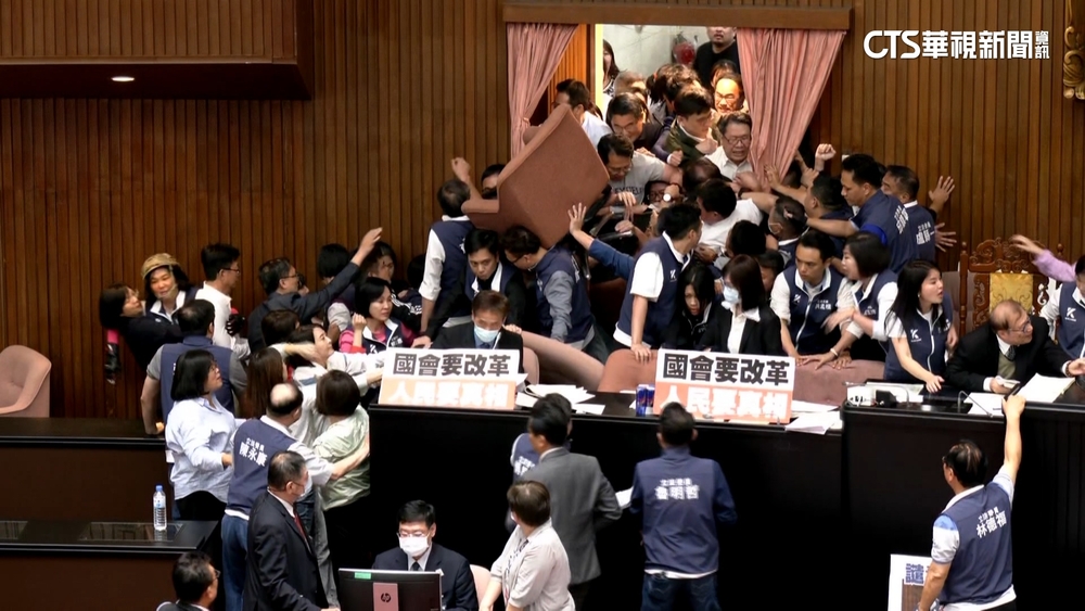 立法院大混戰！　藍綠委「擠開門」　綠委慘摔