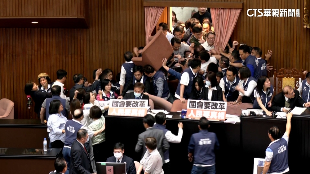 搶佔主席台！　綠委沈伯洋.邱志偉.郭國文摔落送醫