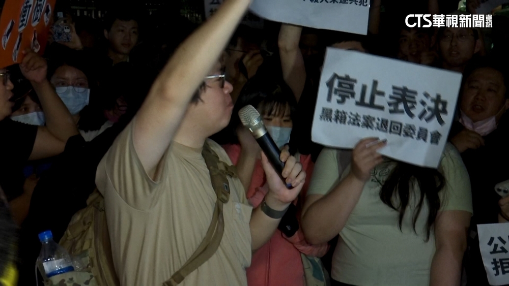 太陽花再現？　上百民眾立院外抗議　黃健豪：有直播難煽動