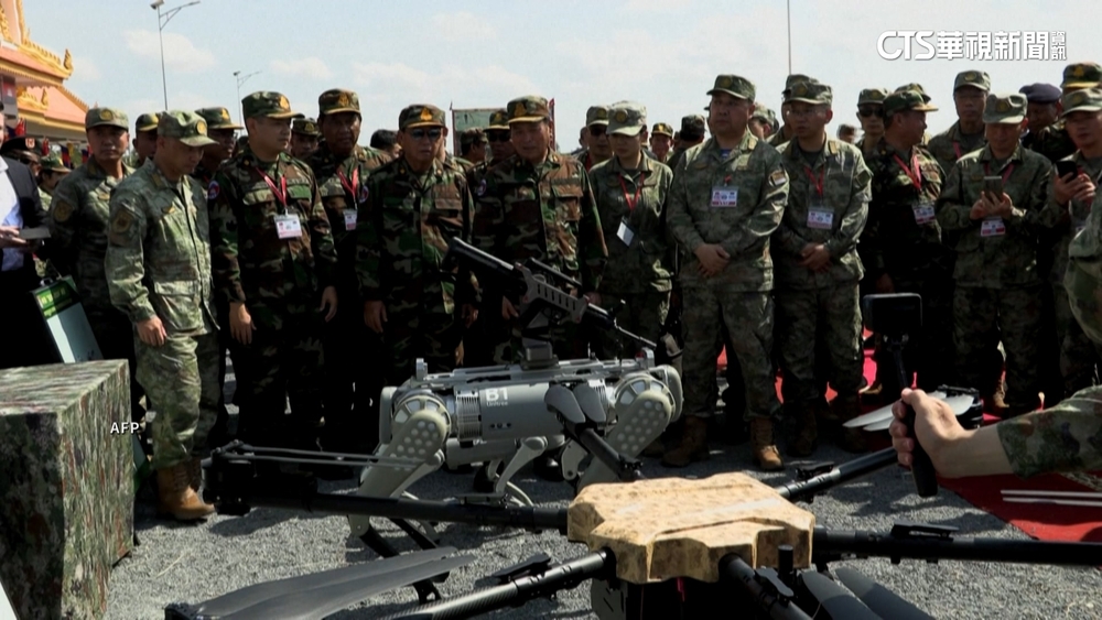 中柬「金龍演習」　解放軍秀背槍機器狗性能