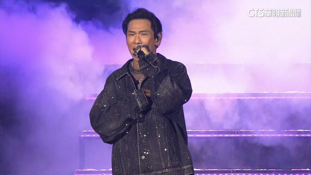杜德偉首登小巨蛋　開唱「脫掉」嗨剩超短熱褲