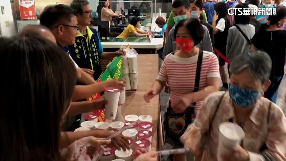 挺老市長！　台南仁德鄉親賀總統就職　送520杯珍奶