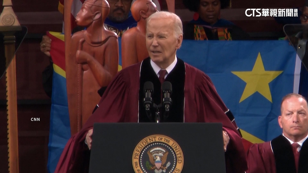 拜登趁畢典訴心聲　學生不領情　背對舉臂回嗆