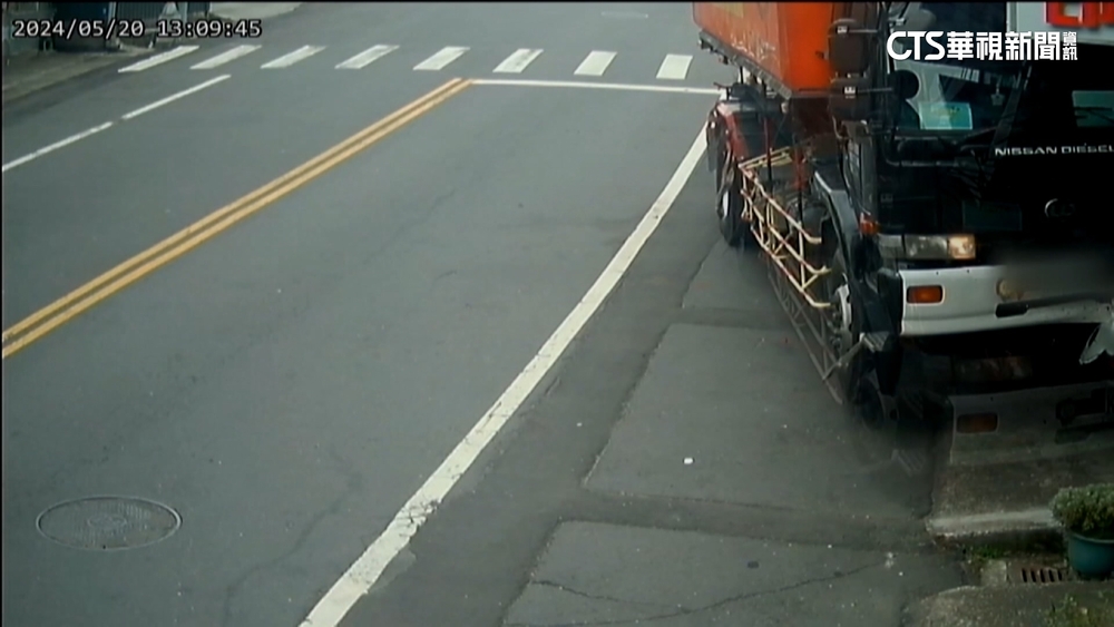 飼料車越過雙黃線　衝進民宅.撞毀200萬新車