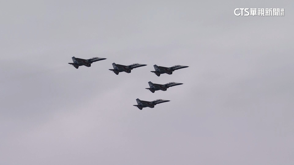 中職元年4球星領唱國歌　「巨幅國旗」飛越總統府