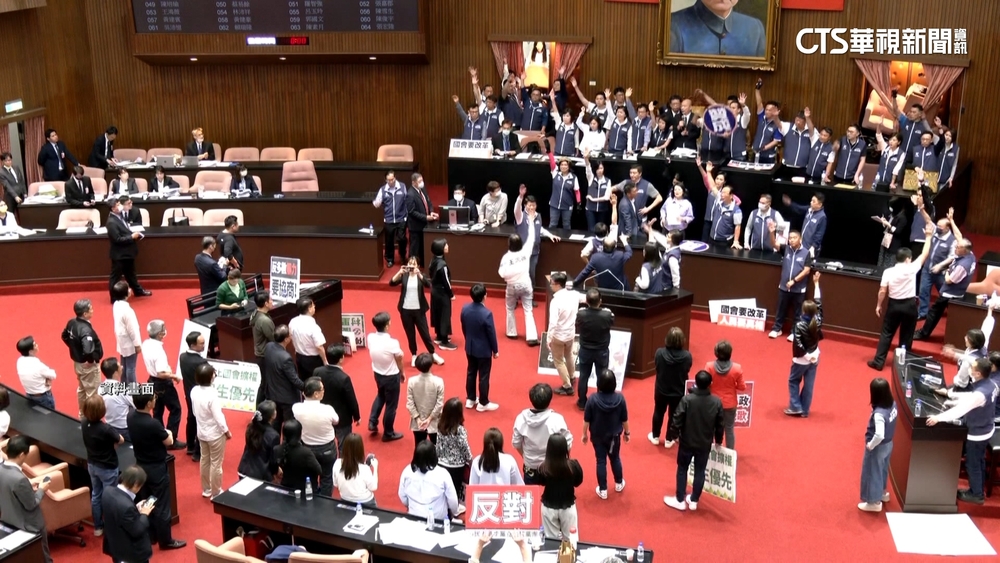 立院再上演全武行？　藍備護具.綠穿防彈背心戰521