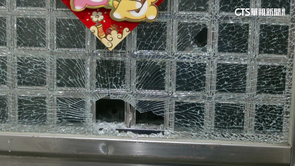 男深夜持鐵撬砸破鄰居門窗　洗衣機也不放過