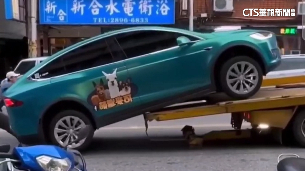 拖吊不慎！　600萬羊駝專車滑落　保險桿砸爛