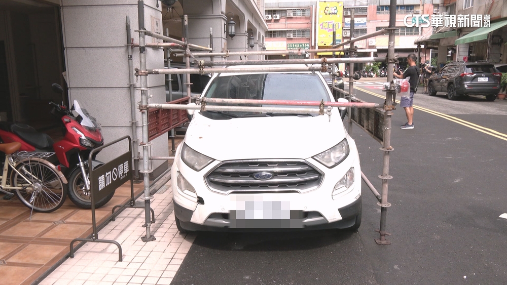 休旅車停家門前影響出入　屋主怒設鷹架反制