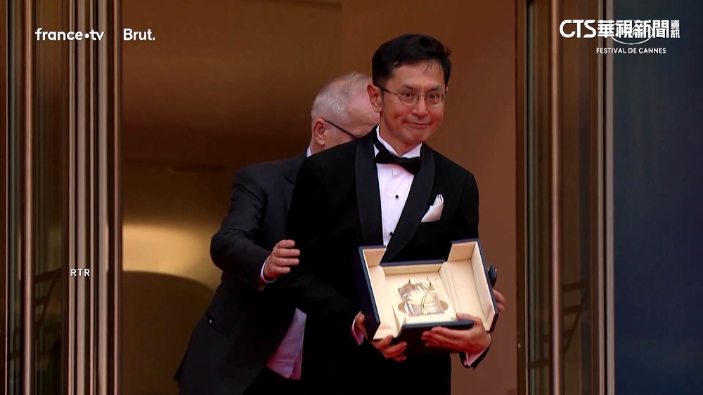 吉卜力獲「榮譽金棕櫚獎」　宮崎吾朗替父領獎
