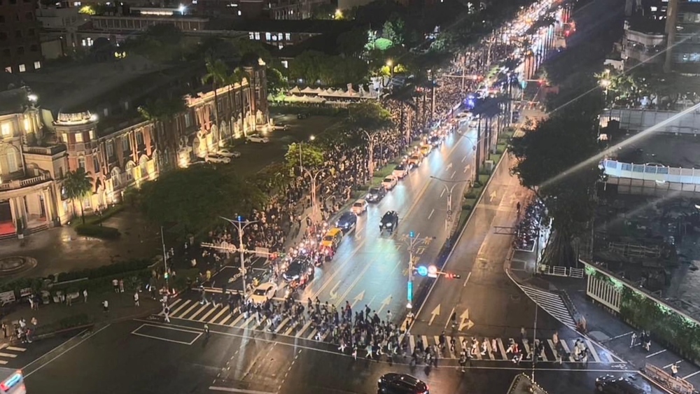 3萬民眾包圍立院　PTT好奇「為何沒太陽花的感覺？」掀兩派熱議