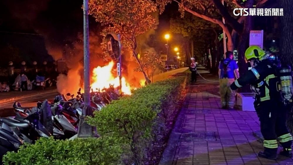 高雄路邊機車突自燃　火勢蔓延　15車燒剩骨架