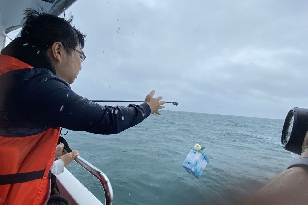 家屬拋灑骨灰。圖／桃園市民政局提供