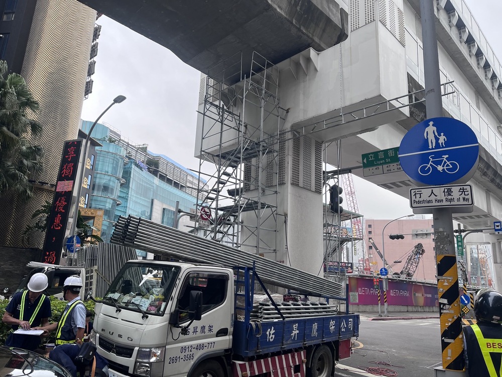 環狀線修復開始進場搭設施工架及高空平台。圖／新北市捷運工程局提供