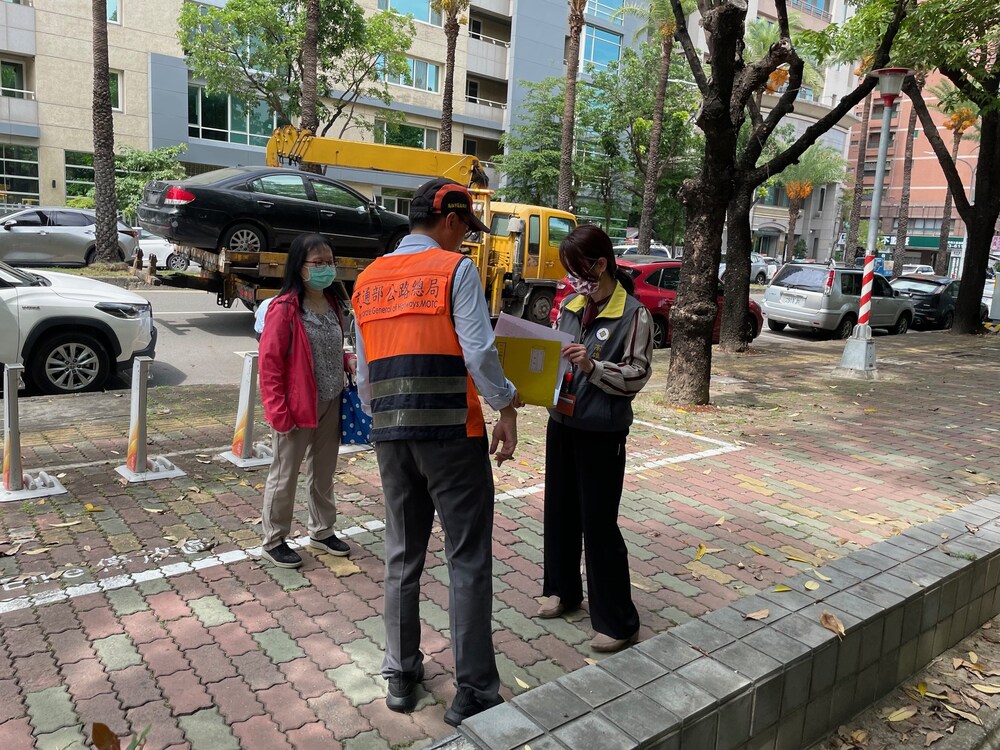 逾檢註銷車輛遭拖吊，且強制執行查封查扣。圖／高雄市區監理所提供