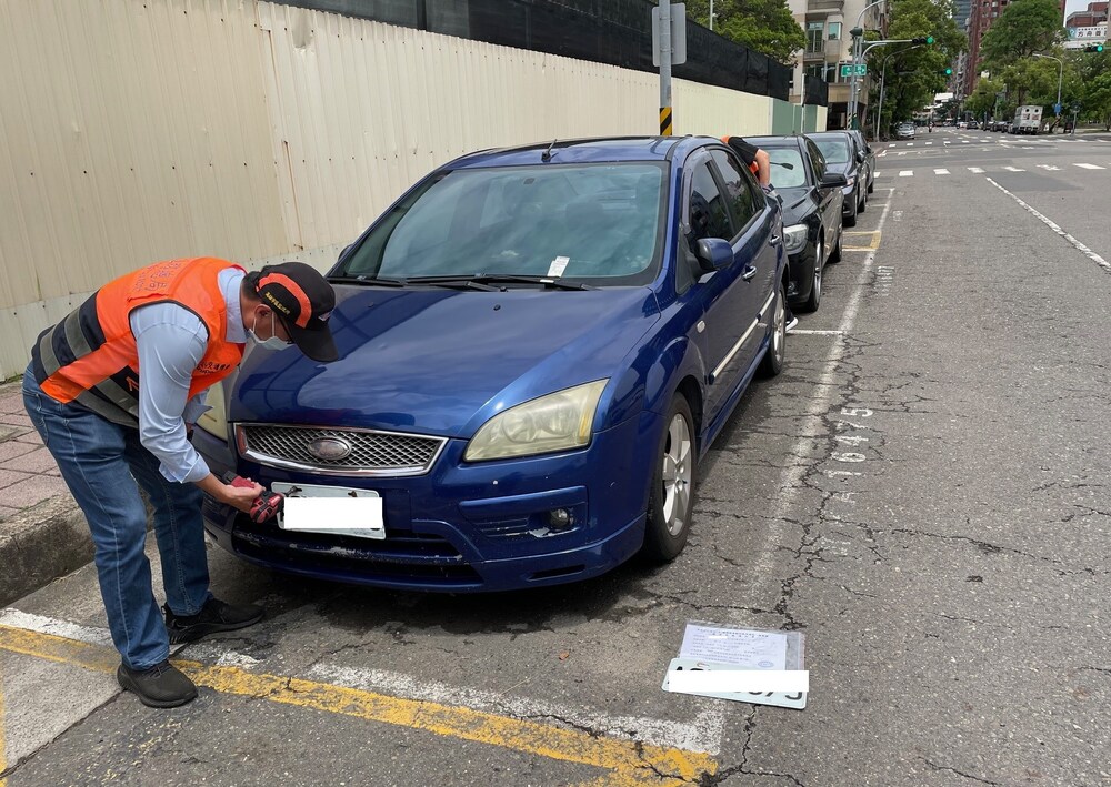 逾檢註銷車輛遭拖吊，且強制執行查封查扣。圖／高雄市區監理所提供