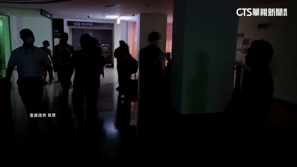 故宮一度停電！民眾摸黑疏散　台電：工程挖斷線路