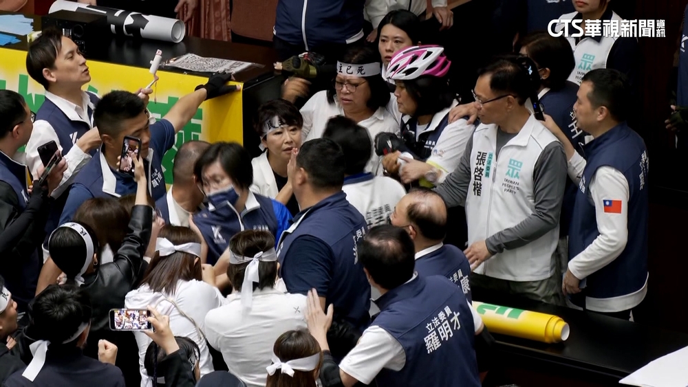 立院戰國會職權修法！　陳亭妃掛布條　藍圍攻「擠她下台」